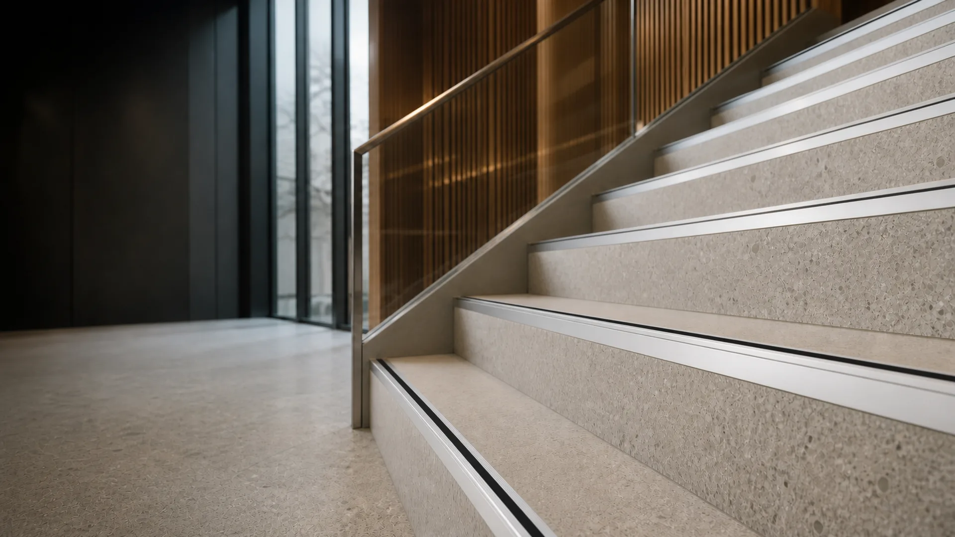 Trappeneser i matt aluminium med sorte kontrastfelt