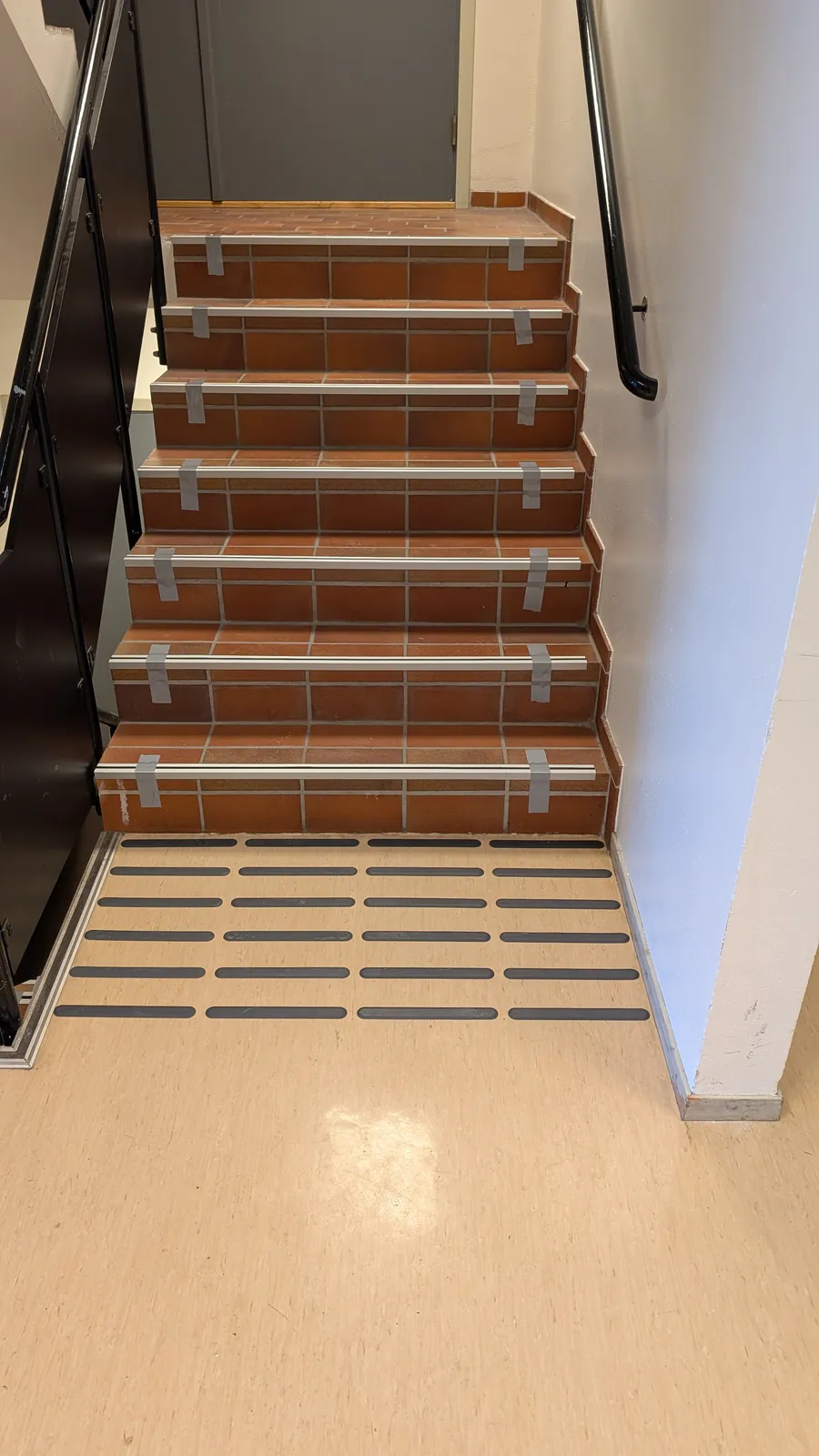 Trapp med trappeneser og taktile ribber – Borg VGS