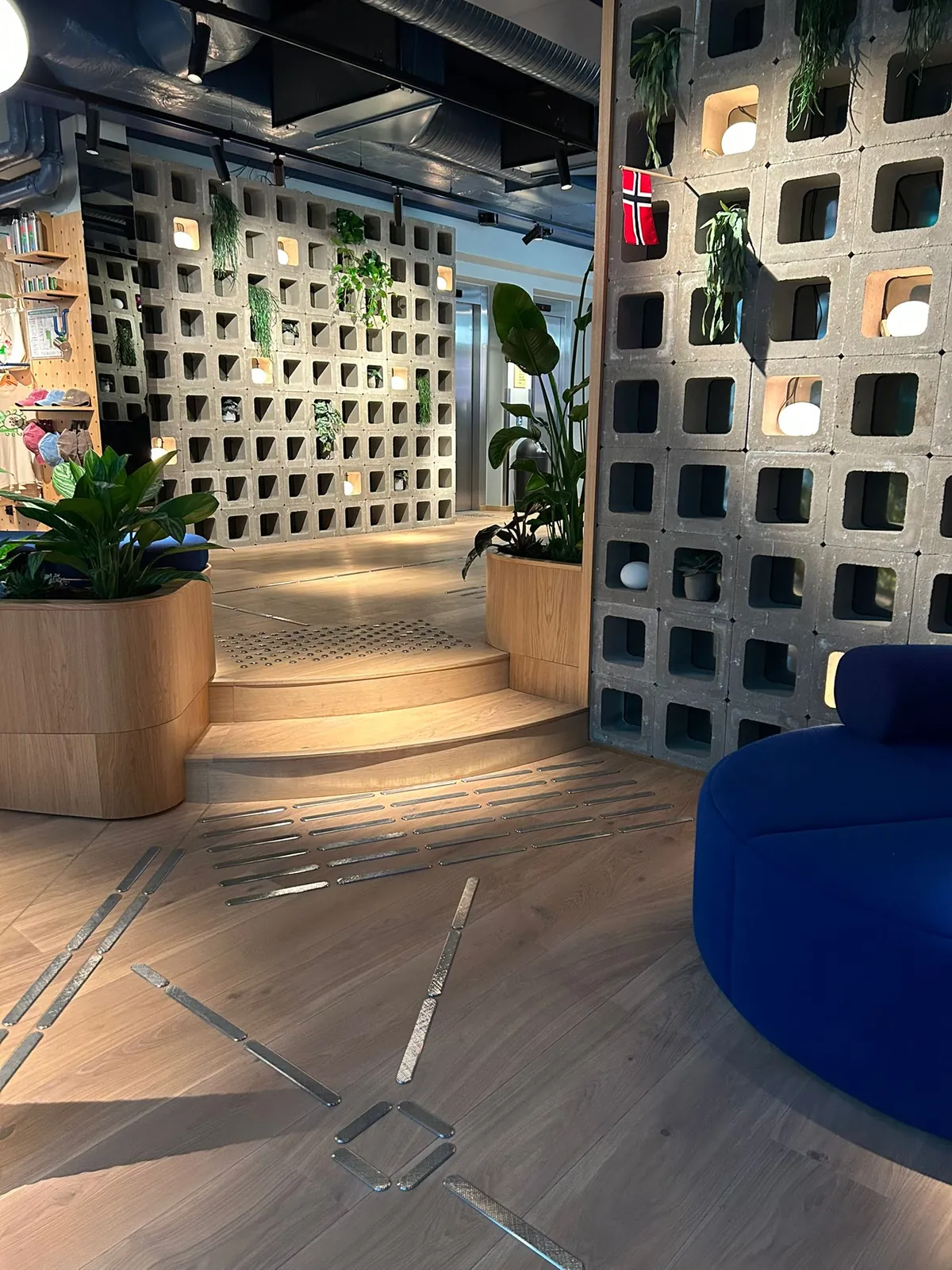Ledelinjer gjennom hotellobby – Hobo Hotell