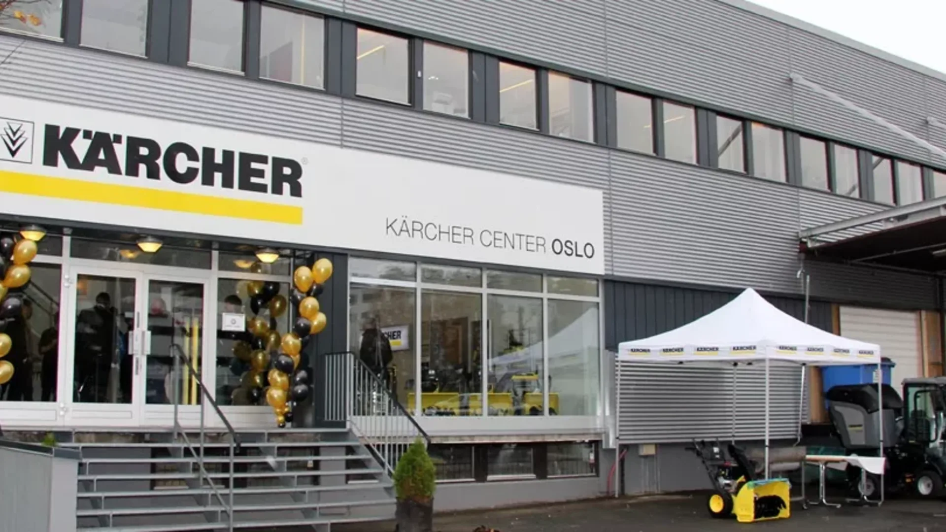 For Kärcher i Stanseveien 31 er det levert taktile ribber og knotter i sort kompositt og trappeneser i sort eloksert aluminium fra Smart Tactiles AS.